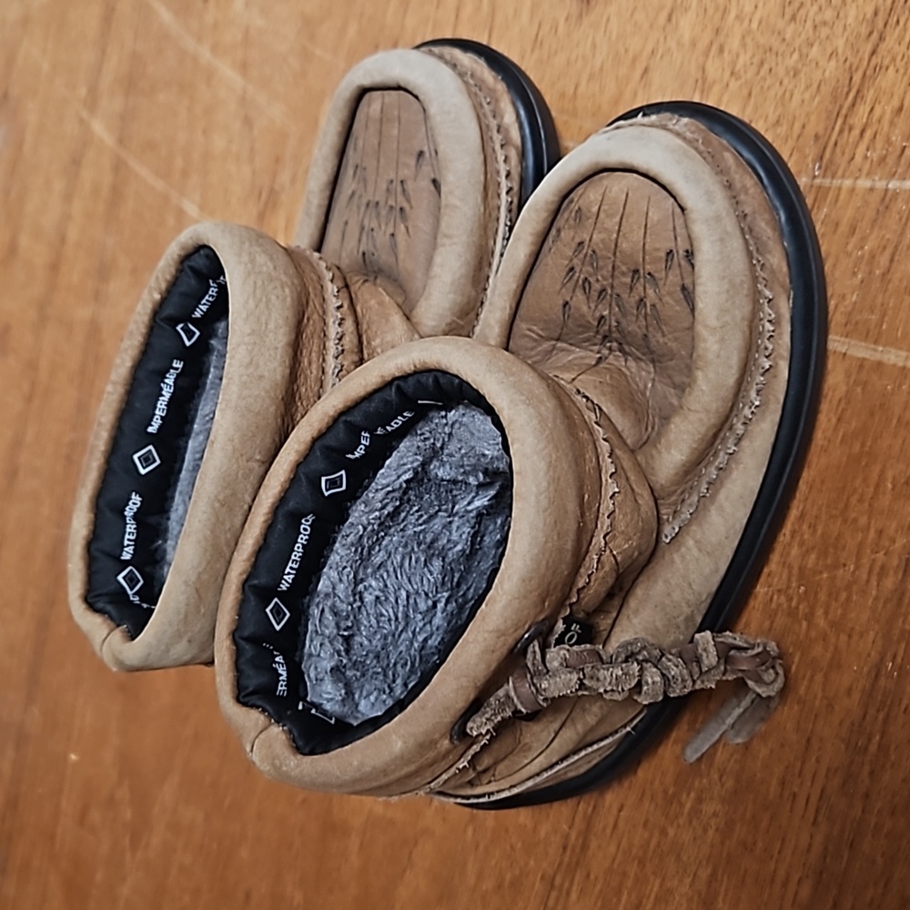 Manitobah Mukluks (8T)